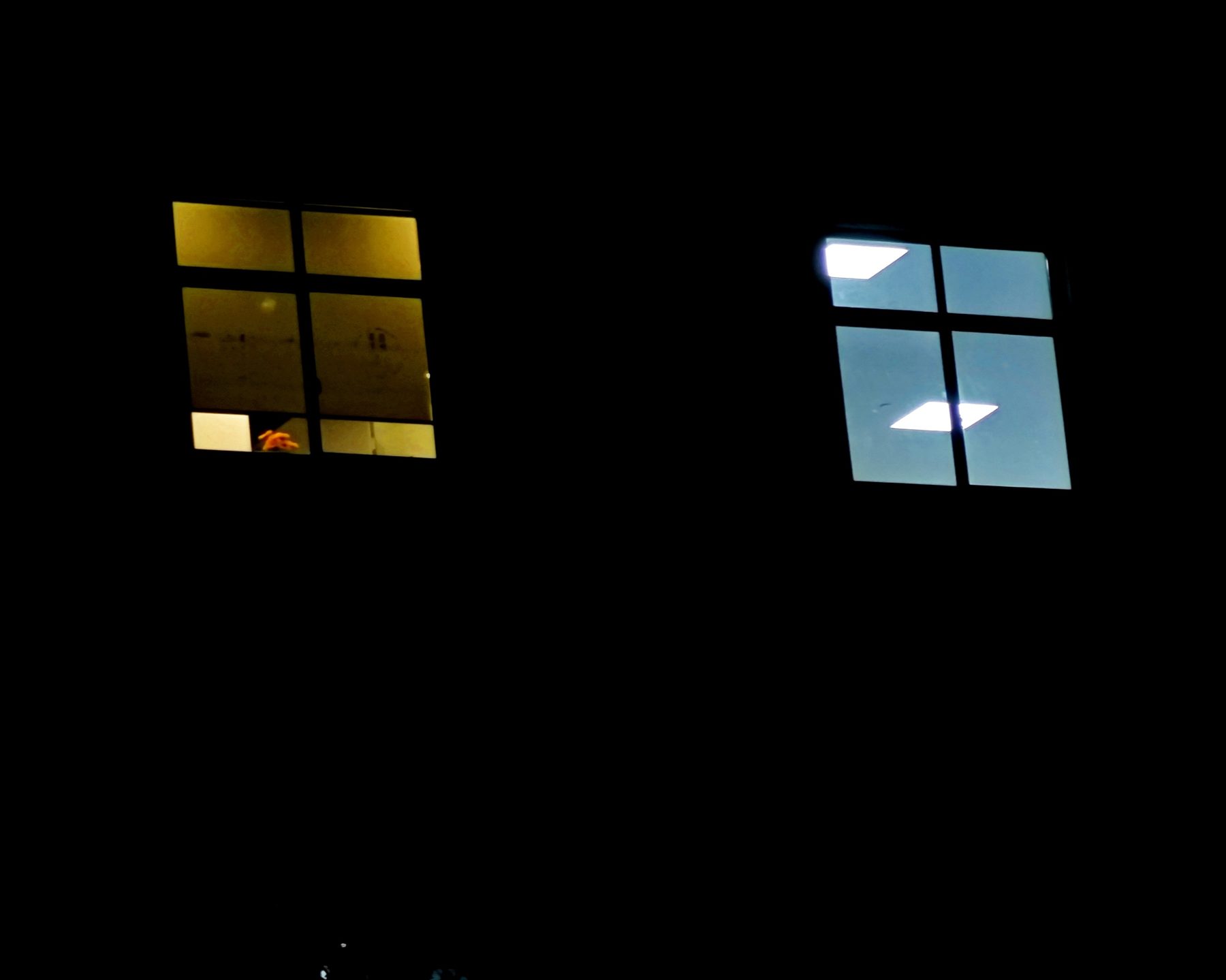 黑夜里两扇亮着的窗